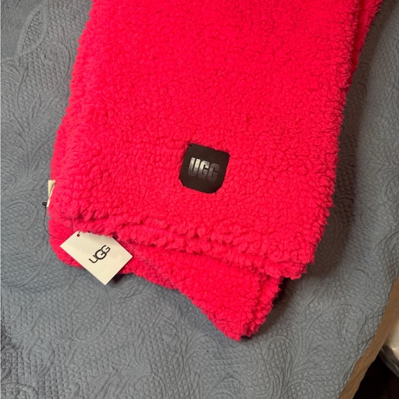 UGG Sherpa Scarf - NWT Cosmo Pink - Picture 2 of 5